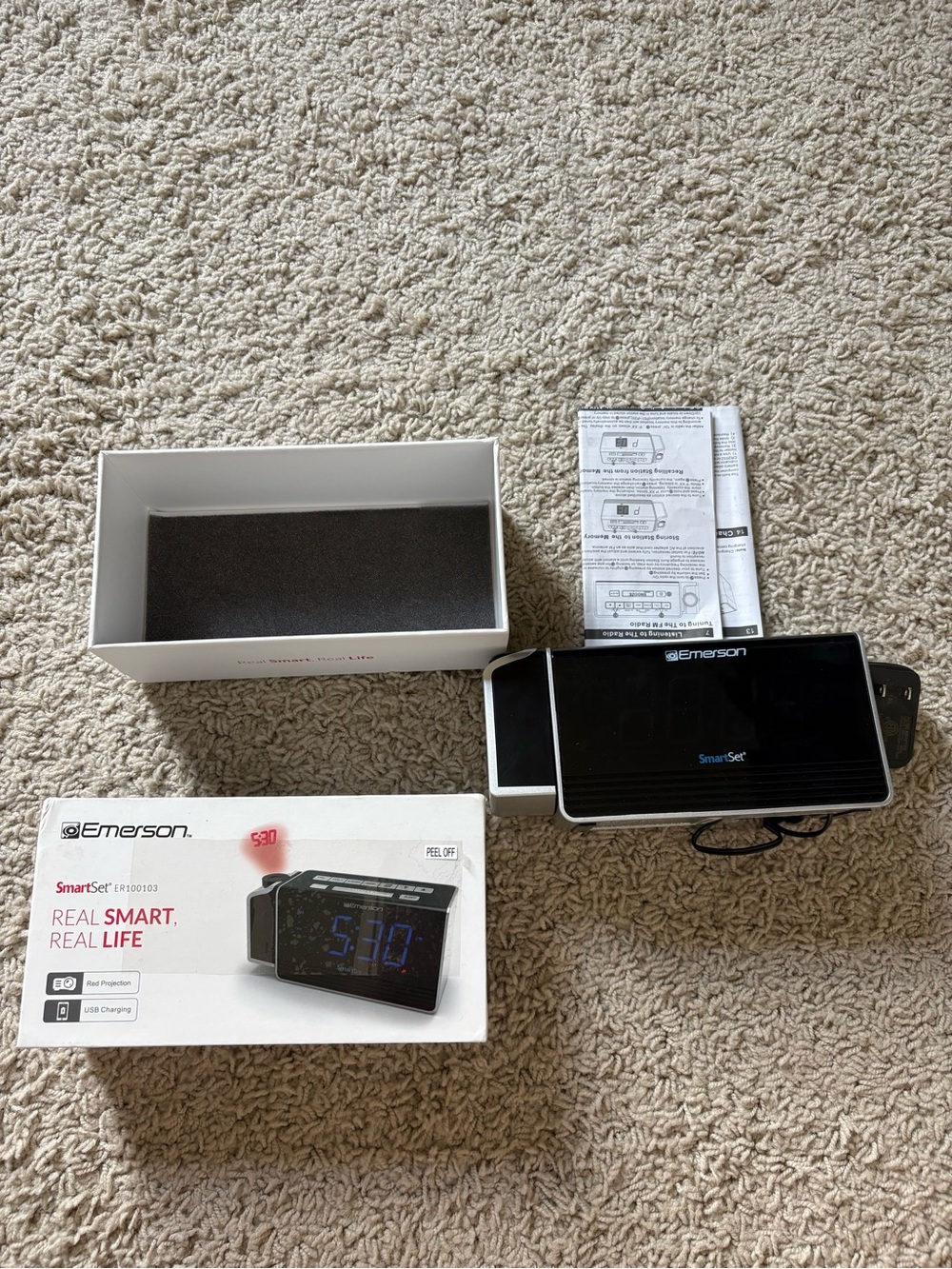 Emerson ER100103 Smartset Dual Alarm Clock Radio W USB Port Red Projection WORKS